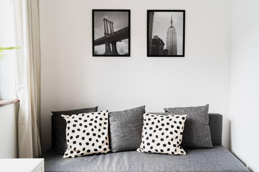 City Center - 3 Rooms - New Building - Private Parking Place - Garage Wroclaw Bagian luar foto
