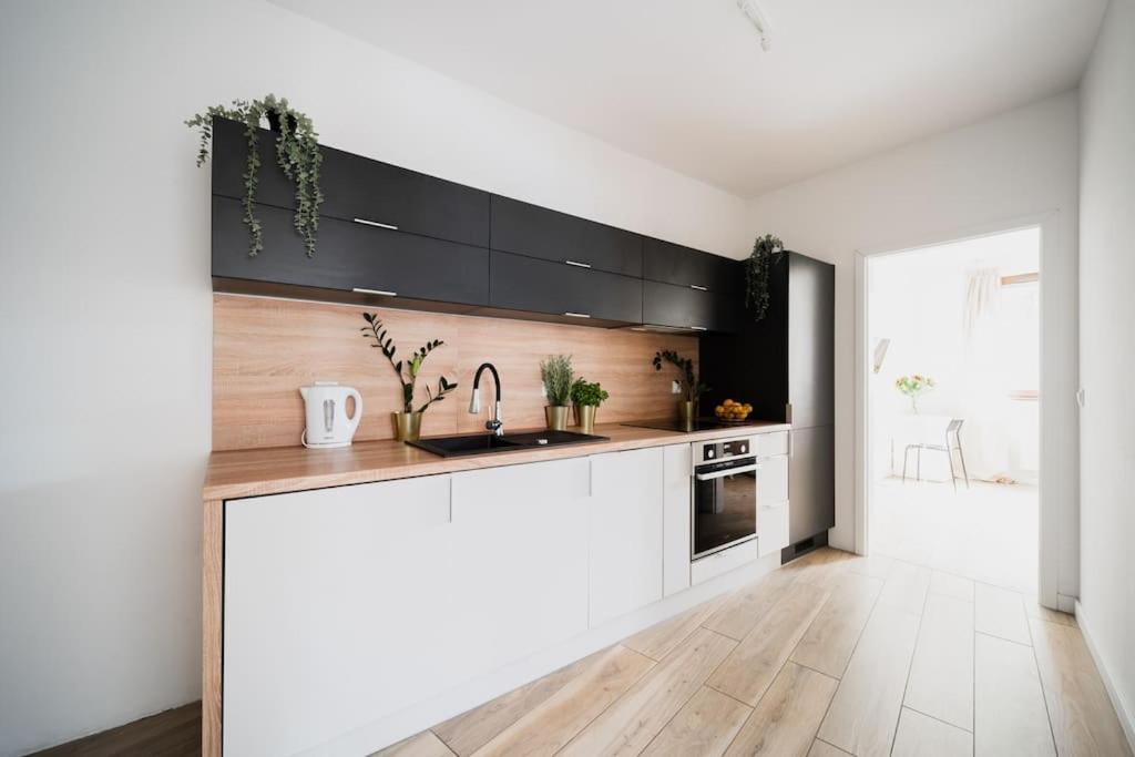 City Center - 3 Rooms - New Building - Private Parking Place - Garage Wroclaw Bagian luar foto