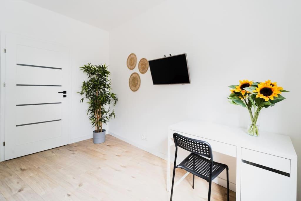 City Center - 3 Rooms - New Building - Private Parking Place - Garage Wroclaw Bagian luar foto