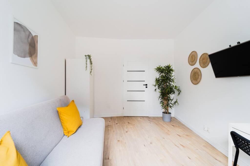 City Center - 3 Rooms - New Building - Private Parking Place - Garage Wroclaw Bagian luar foto
