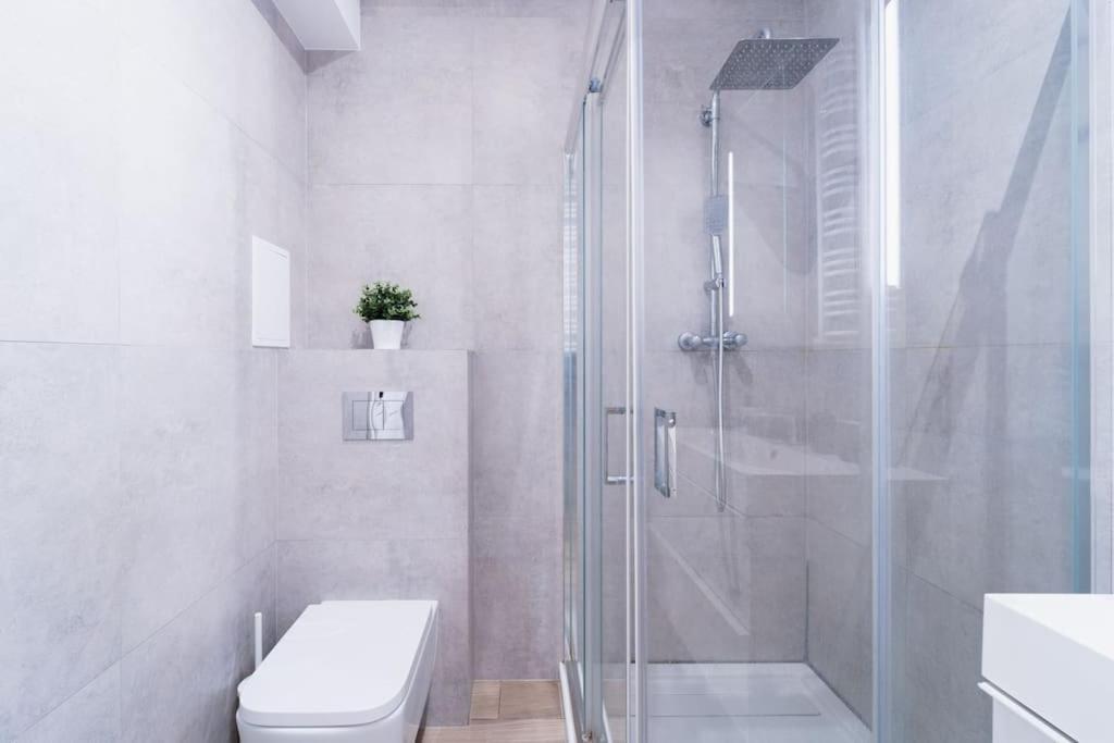 City Center - 3 Rooms - New Building - Private Parking Place - Garage Wroclaw Bagian luar foto